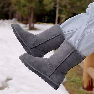 Bearpaw Women's Size 8 Wide Elle Short Boots in Gary